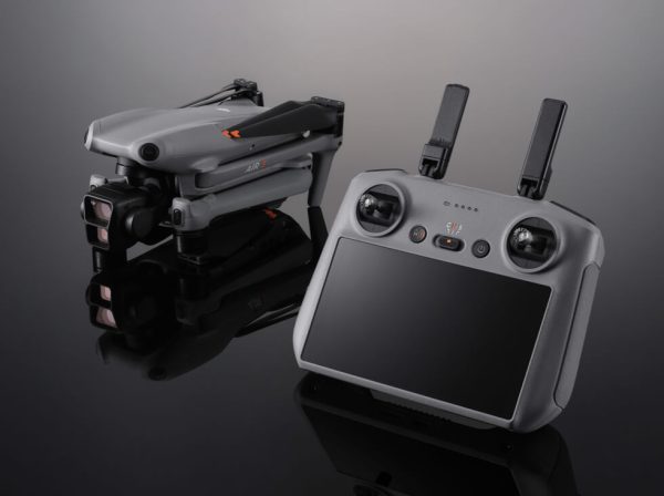 Discover the Power of Flight with the DJI Air 3 Fly More Combo DJI N2 RC - Image 3